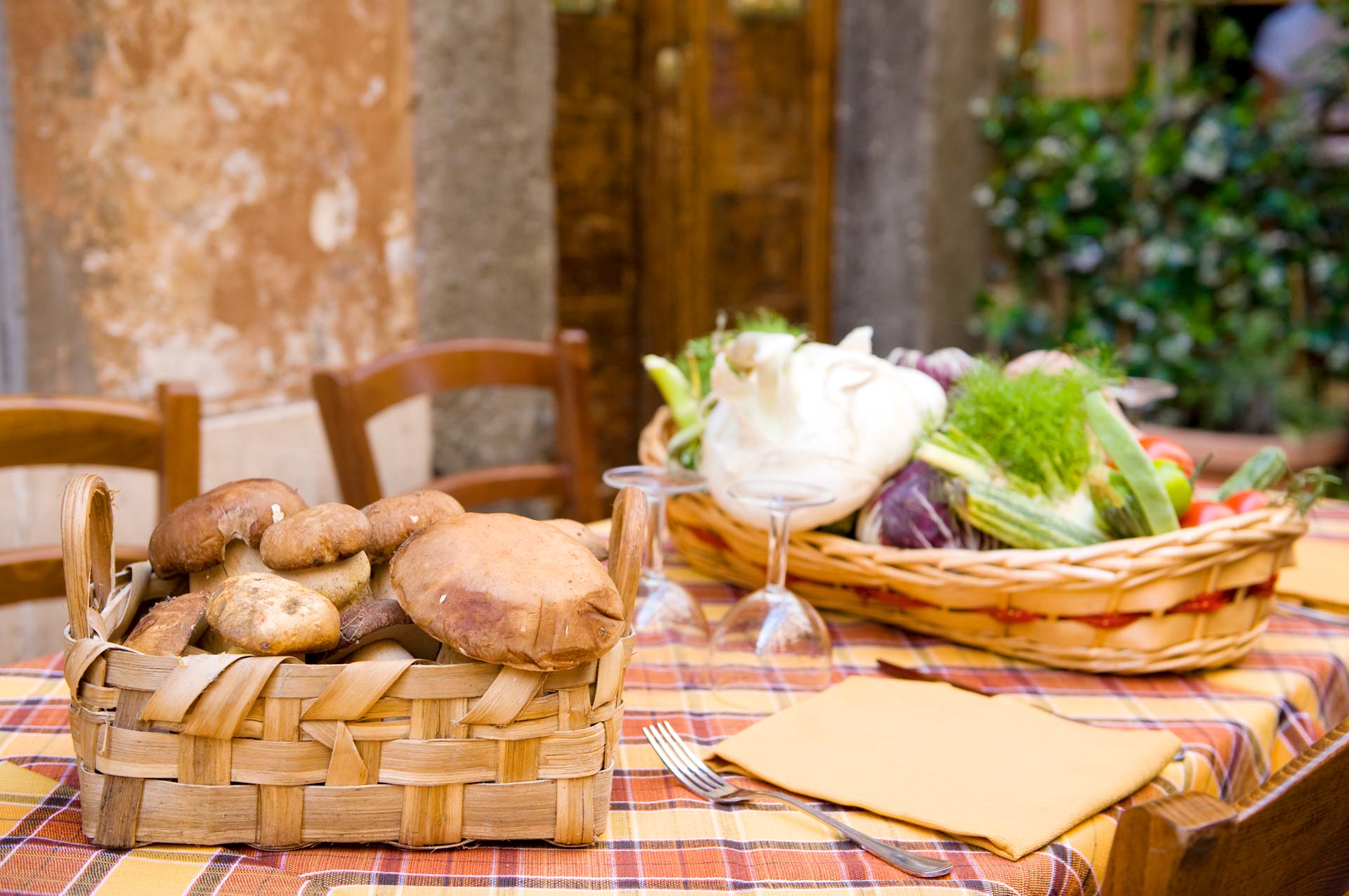 Tavolo apparecchiato con piatti tipici della cucina romana