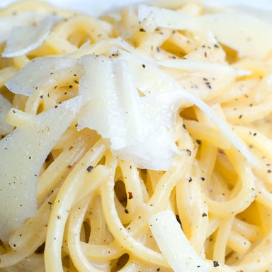 Piatto di cacio e pepe con pecorino romano e pepe nero